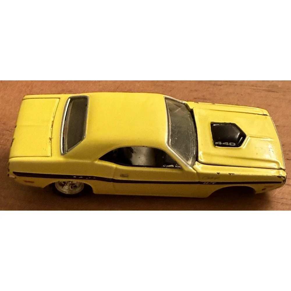 Hot Wheels 1970 Dodge Challenger R/T -Real Riders 1:64 Diecast Missing‎ Tire